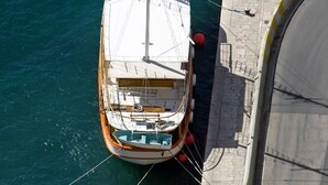 A large ship docked at a curved pier with a smaller boat nearby. - Apartment in Omiš with Seaview, Balcony, Air condition, WIFI (5129-5) (Omiš)