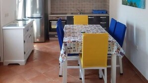 A compact kitchen with a dining area. - Apartment in Slatine with Seaview, Balcony, Air condition, WIFI (5130-1) (Slatine)
