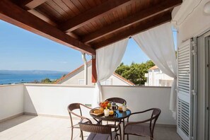 تناول الطعام بالخارج