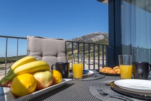 Outdoor dining - Apartment in Bol with Seaview, Balcony, Air condition, WIFI (5127-1) (Bol)