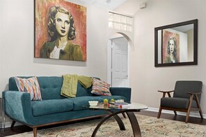 Smart TV, chimenea y libros 