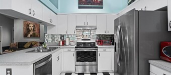 Quirky house central to stadium/theme parks/KSC/beach/port - 5 star home