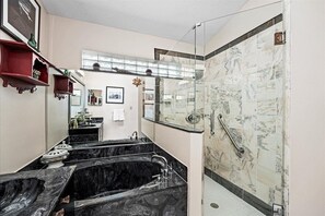 Een douche, een haardroger, handdoeken, zeep