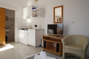 Interior - Studio apartment in Dugi Rat with Seaview, Balcony, Air condition, WIFI (5132-5) (Dugi Rat)