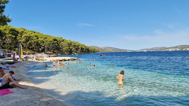A beach with clear water, people swimming, and a sandy shore. - Apartment in Okrug Donji with Seaview, Terrace, Air condition, WIFI (5136-1) (Okrug Donji)
