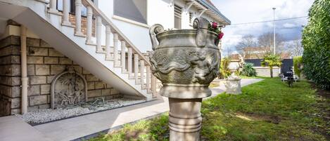 المنطقة المحيطة بالمنشأة