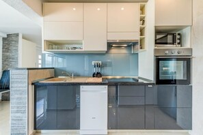 雪櫃、微波爐、焗爐、爐具