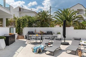 تناول الطعام بالخارج