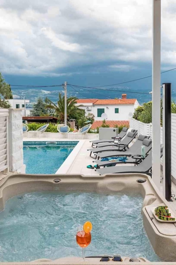 Beheizter Pool, Liegestühle