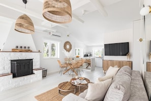 Fernseher, Kamin, Tischfußball