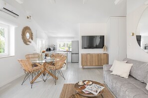 Televisión, chimenea y futbolito