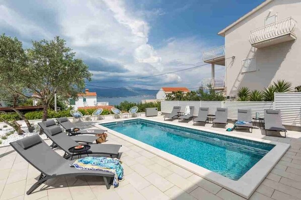 Alberca climatizada y camastros