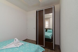 1 bedroom, in-room safe, iron/ironing board, free WiFi - Apartment in Okrug Gornji with Seaview, Terrace, Air condition, WIFI (5134-4) (Okrug Gornji)