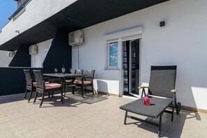Outdoor dining - Apartment in Okrug Gornji with Seaview, Terrace, Air condition, WIFI (5134-4) (Okrug Gornji)