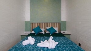 Habitació d'hotel amb un llit, dos coixins i dues nits.