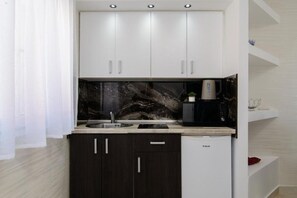 Geladeira, micro-ondas, cooktop, cafeteira/chaleira