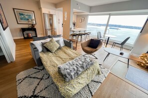 2 عدّة غرف نوم وخدمة الإنترنت وملاءات أسرّة