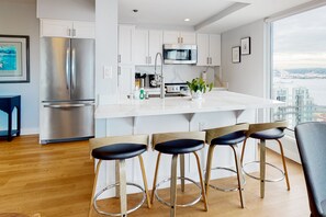 Refrigerador, microondas, horno, placa de cocina