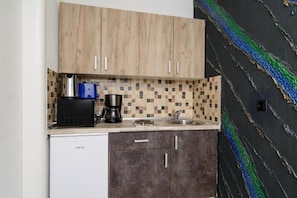 Fridge, microwave, stovetop, coffee/tea maker
