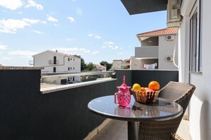 Outdoor dining - Apartment in Okrug Gornji with Seaview, Balcony, Air condition, WIFI (5134-7) (Okrug Gornji)