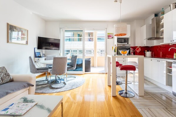 Fridge, microwave, oven, dishwasher