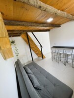 城市开间 | 客厅 | 32-英寸LED 电视（配备数码频道）、书、收费电影