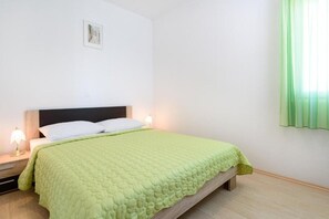 1 bedroom, free WiFi, bed sheets - Apartment in Seget Vranjica with Seaview, Balcony, Air condition, WIFI (5142-1) (Seget Vranjica)