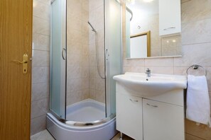Douche, serviettes fournies