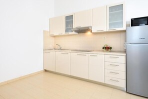 Kühlschrank, Mikrowelle, Herdplatte, Kochgeschirr/Geschirr/Besteck