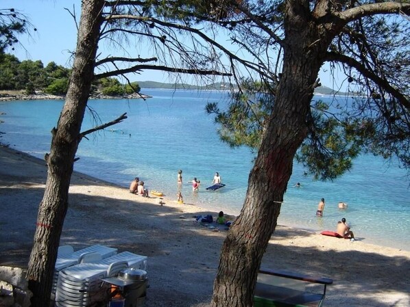 Una spiaggia nelle vicinanze