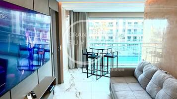 Apartamento conforto | Área de estar | Smart TV