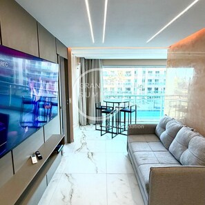 Departamento Confort | Área de sala de estar | Smart TV