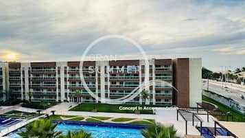 Apartamento luxo | Piscina | 3 piscinas internas, funciona das 8h às 22h, espreguiçadeiras