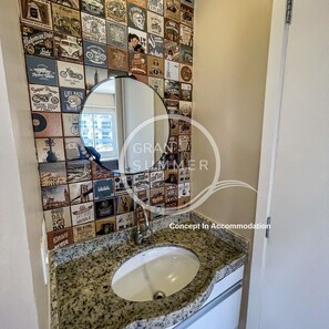 Apartamento | Banheiro | Chuveiro, papel higiênico