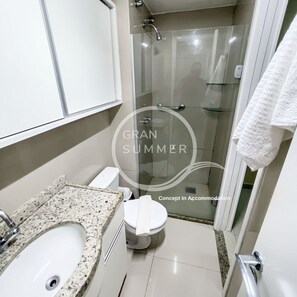 Standard Apartment | Bathroom | Shower, toilet paper - Gran Summer Concept In Accommodation (Fortaleza)