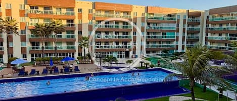 Comfort-Apartment | Pool | 3 Innenpools, geöffnet von 08:00 Uhr bis 22:00 Uhr, Liegestühle