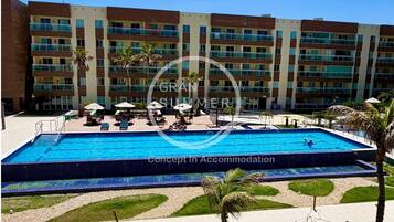 Apartamento conforto | Piscina | 3 piscinas internas, funciona das 8h às 22h, espreguiçadeiras