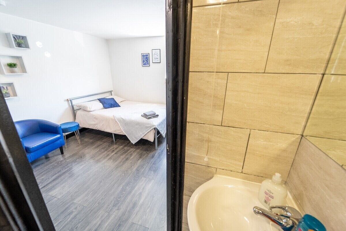 Studio with large kitchen downstairs right by UOB!