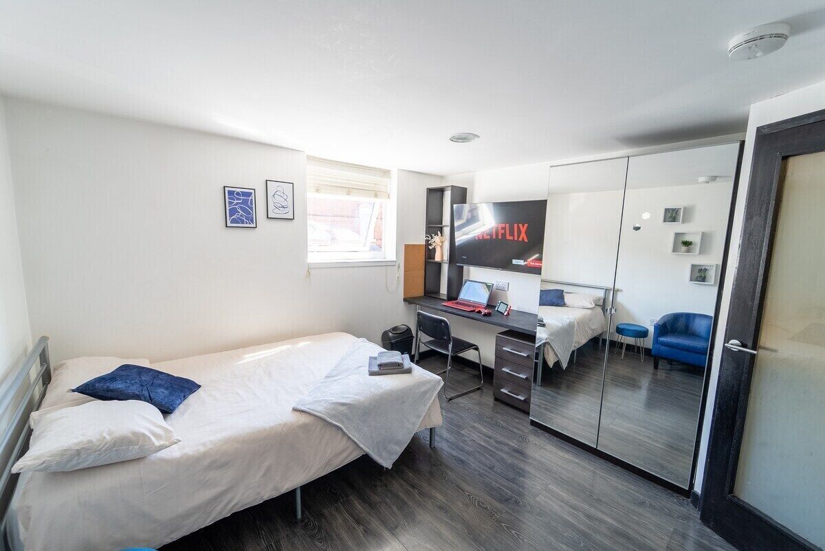 Studio with large kitchen downstairs right by UOB!