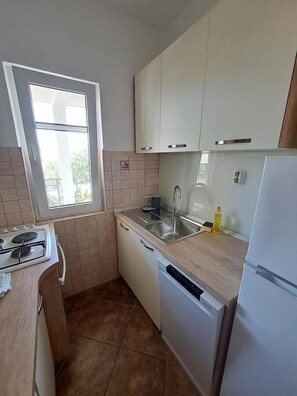 Kylskåp, mikrovågsugn, ugn och spishäll