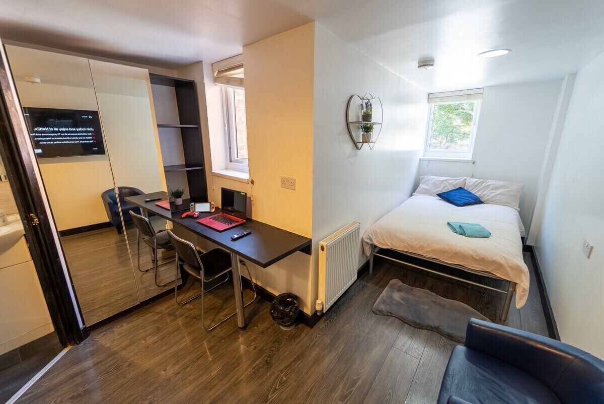 Studio with 50”TV and free WiFi next to UOB!