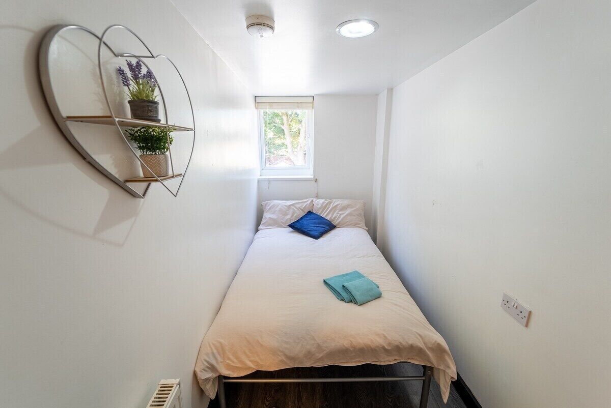 Studio with 50”TV and free WiFi next to UOB!