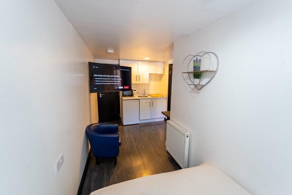 Studio with 50”TV and free WiFi next to UOB!