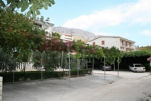 Property grounds - Apartment in Duće with Terrace, Air condition, WIFI, Dishwasher (5146-8) (Duce)