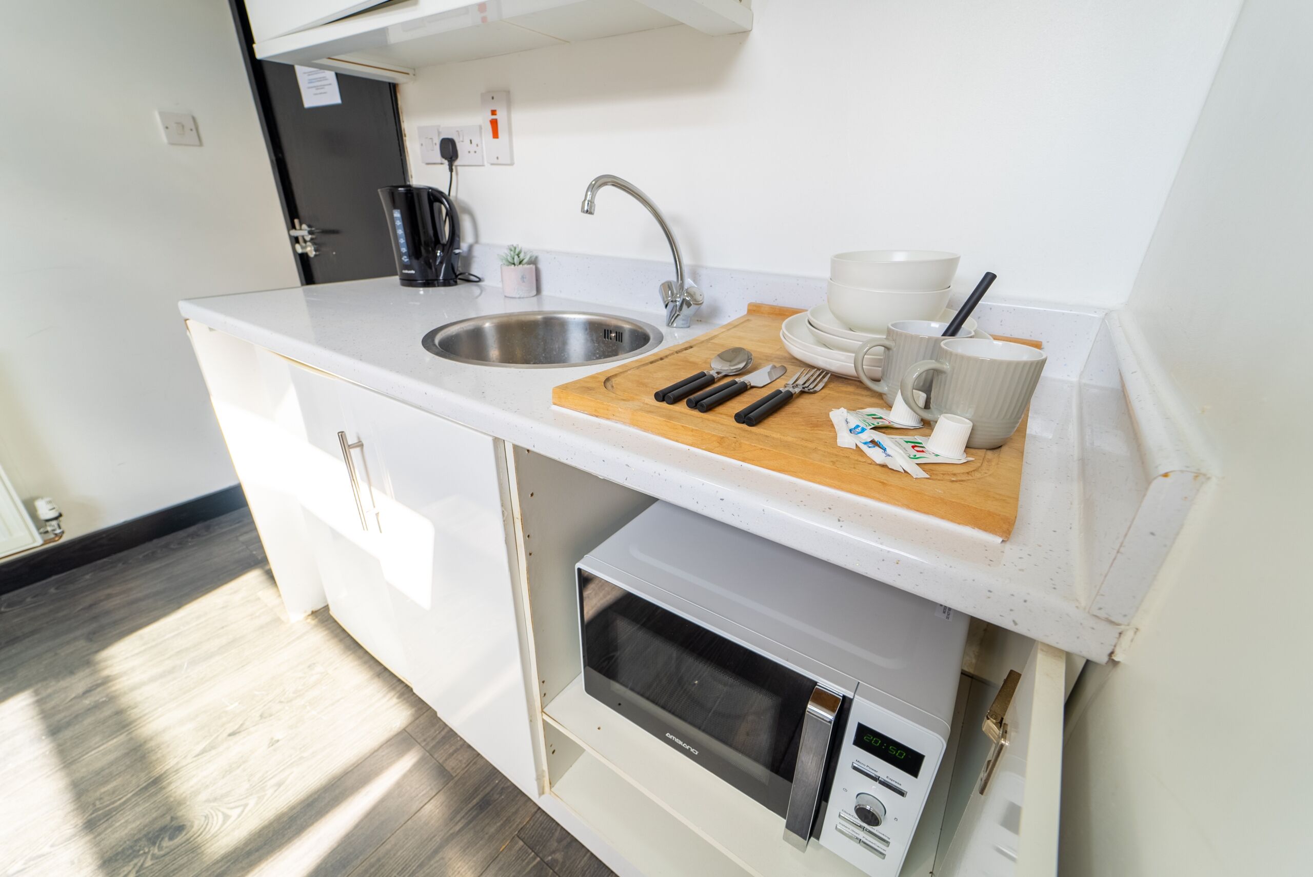 Studio available for short term right by UOB & QE!