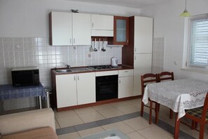 Kühlschrank, Mikrowelle, Ofen, Wasserkocher mit Kaffee-/Teezubehör