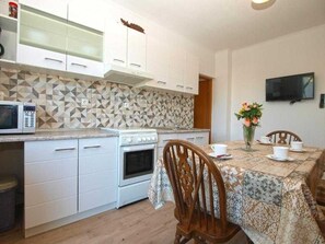 Fridge, microwave, oven, coffee/tea maker - Apartment in Pula with Terrace, Air condition, WIFI, Washing machine (633-6) (Pula)