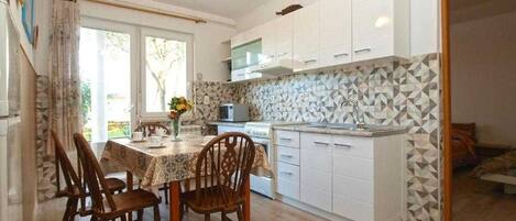 ثلاجة، ميكروويف، فرن، موقد طهي مسطح