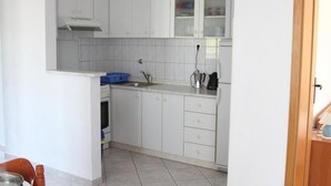 A compact kitchen with white cabinets, a built-in oven, and a sink. - Apartment in Ražanj with Seaview, Terrace, Air condition, WIFI (5150-1) (Ražanj)