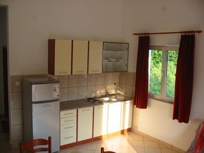 Kylskåp, mikrovågsugn, spishäll och diskmaskin
